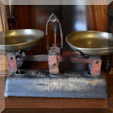 D04. Antique Nesta brass and cast iron balance scale. 